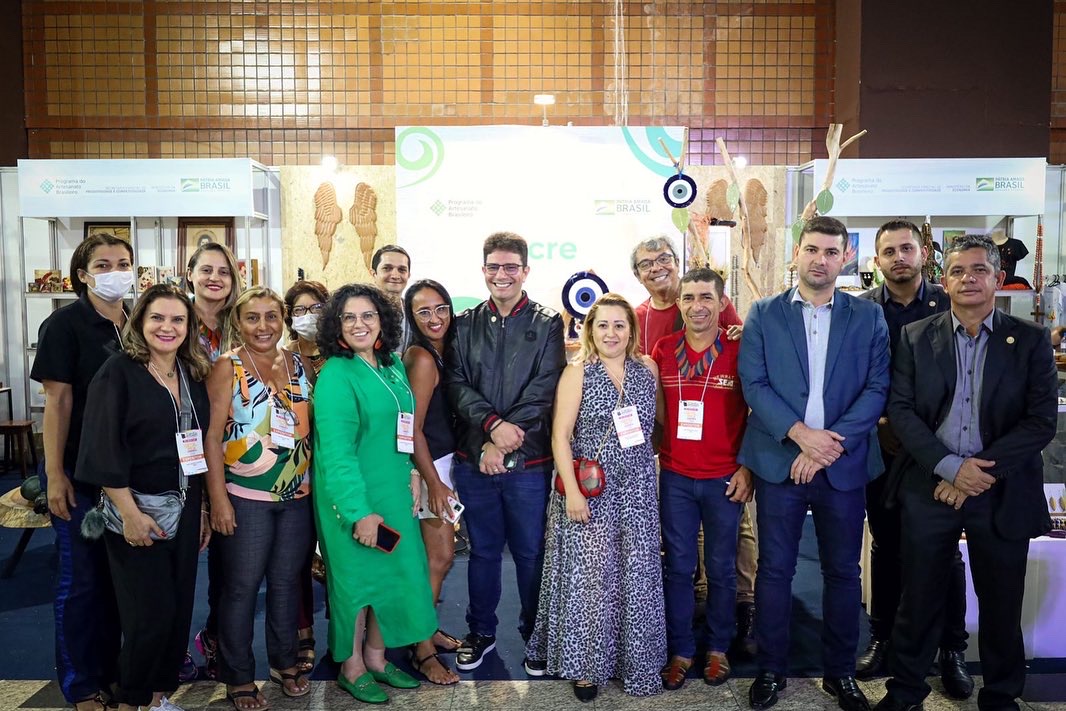 Governador Gladson Cameli visita artesãos acreanos em feira na capital federal