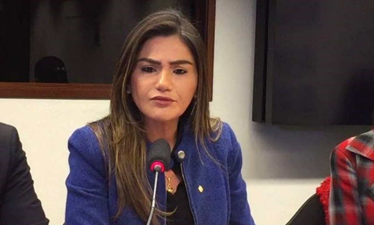 Gladson espera o sim de Jéssica Sales, que pode assumir Secretaria de Saúde em janeiro