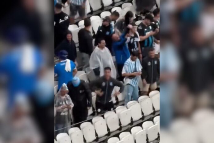 video:-torcedor-do-racing-faz-gestos-racistas-e-corinthians-repudia