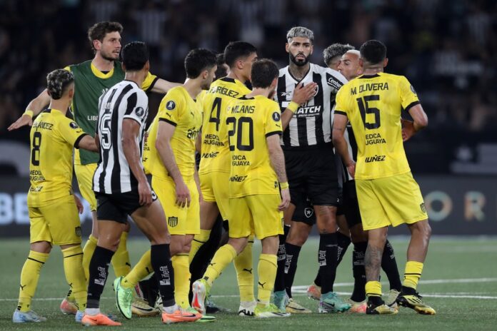 torcida-do-botafogo-e-proibida-de-ir-a-jogo-contra-o-penarol.-entenda