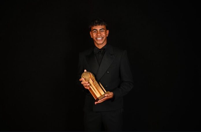 lamine-yamal,-do-barcelona,-e-eleito-melhor-jogador-sub-21-do-mundo