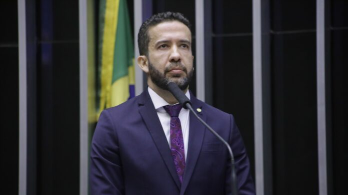 pgr-quer-tentar-acordo-com-janones-em-investigacao-sobre-rachadinha
