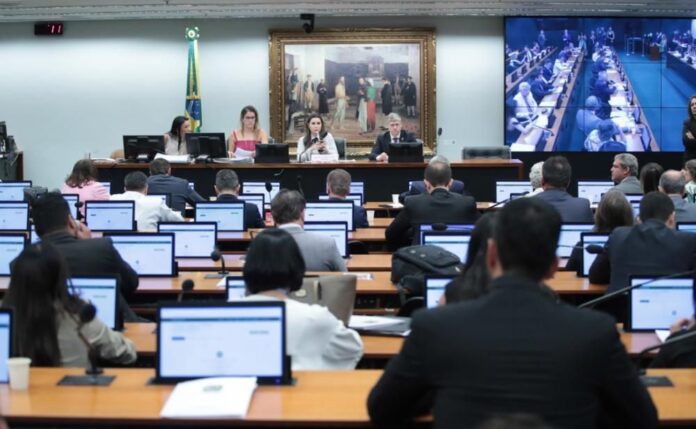 ccj-da-camara-analisa-projeto-sobre-anistia-para-investigados-pelo-8-de-janeiro