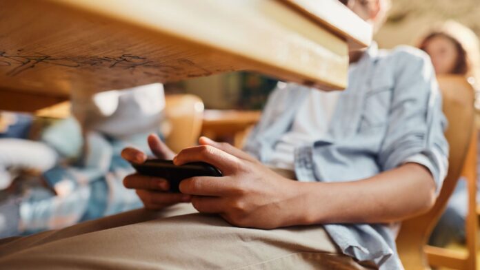 comissao-de-educacao-da-camara-aprova-projeto-que-proibe-uso-de-celulares-em-sala-de-aula