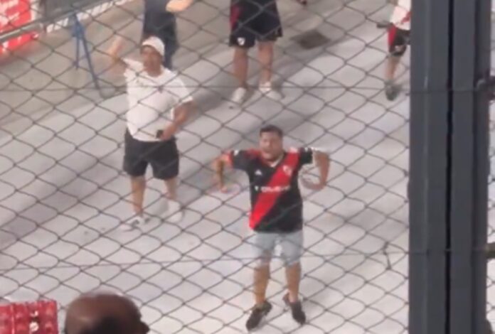 torcedores-do-river-fazem-gestos-racistas-dentro-e-fora-do-estadio