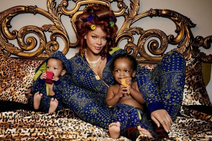 rihanna-posa-ao-lado-dos-filhos-com-looks-combinando;-veja