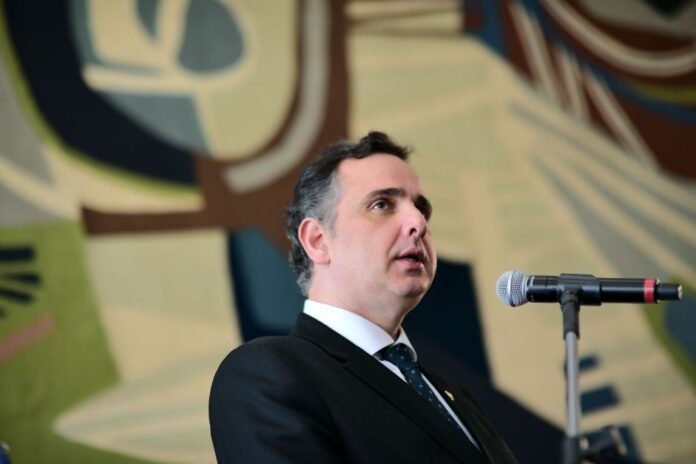 pacheco-recebe-titulo-de-doutor-honoris-causa-e-e-homenageado-pelo-ministro-gilmar-mendes,-do-stf