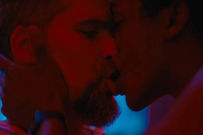 bruno-gagliasso-comemora-beijo-gay-em-serie-e-revela-magoa-da-globo