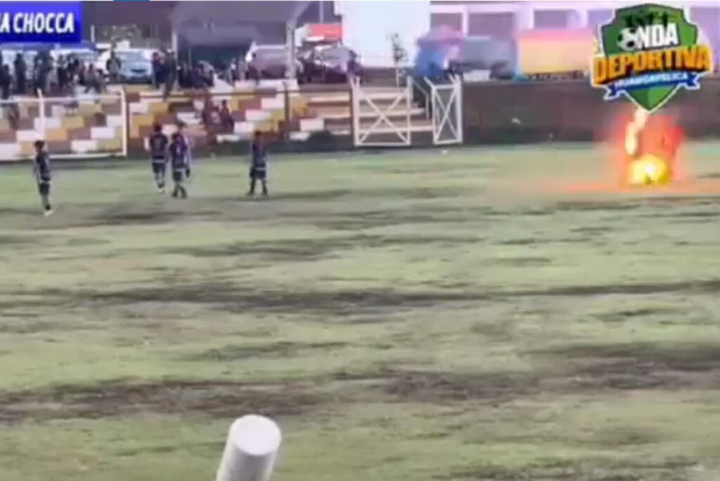 video:-jogador-morre-no-peru-apos-raio-atingir-gramado-durante-partida