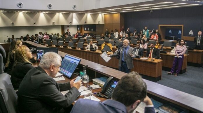 deputados-do-rj-aprovam-proibicao-de-propaganda-de-conteudo-adulto-em-locais-publicos