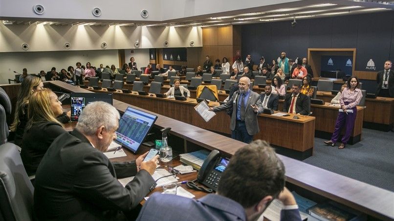deputados-do-rj-aprovam-proibicao-de-propaganda-de-conteudo-adulto-em-locais-publicos