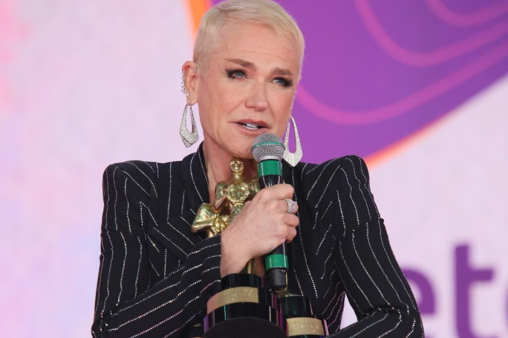 xuxa-meneghel-recebe-tres-trofeu-imprensa-e-lembra-‘nao’-de-silvio-santos