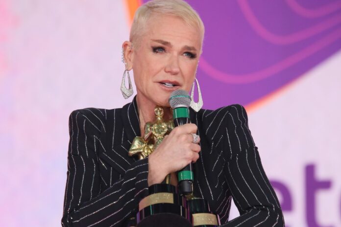 xuxa-meneghel-recebe-tres-trofeu-imprensa-e-lembra-‘nao’-de-silvio-santos
