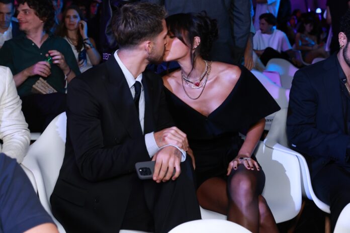 bruna-marquezine-e-joao-guilherme-trocam-beijos-apaixonados-em-pre-estreia