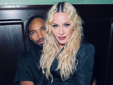 apos-boatos-de-termino,-madonna-posta-foto-com-namorado-de-28-anos