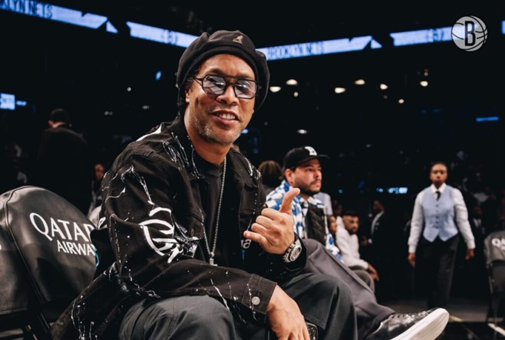em-noite-de-selecao-em-campo,-ronaldinho-gaucho-ve-jogo-da-nba