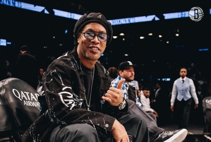 em-noite-de-selecao-em-campo,-ronaldinho-gaucho-ve-jogo-da-nba