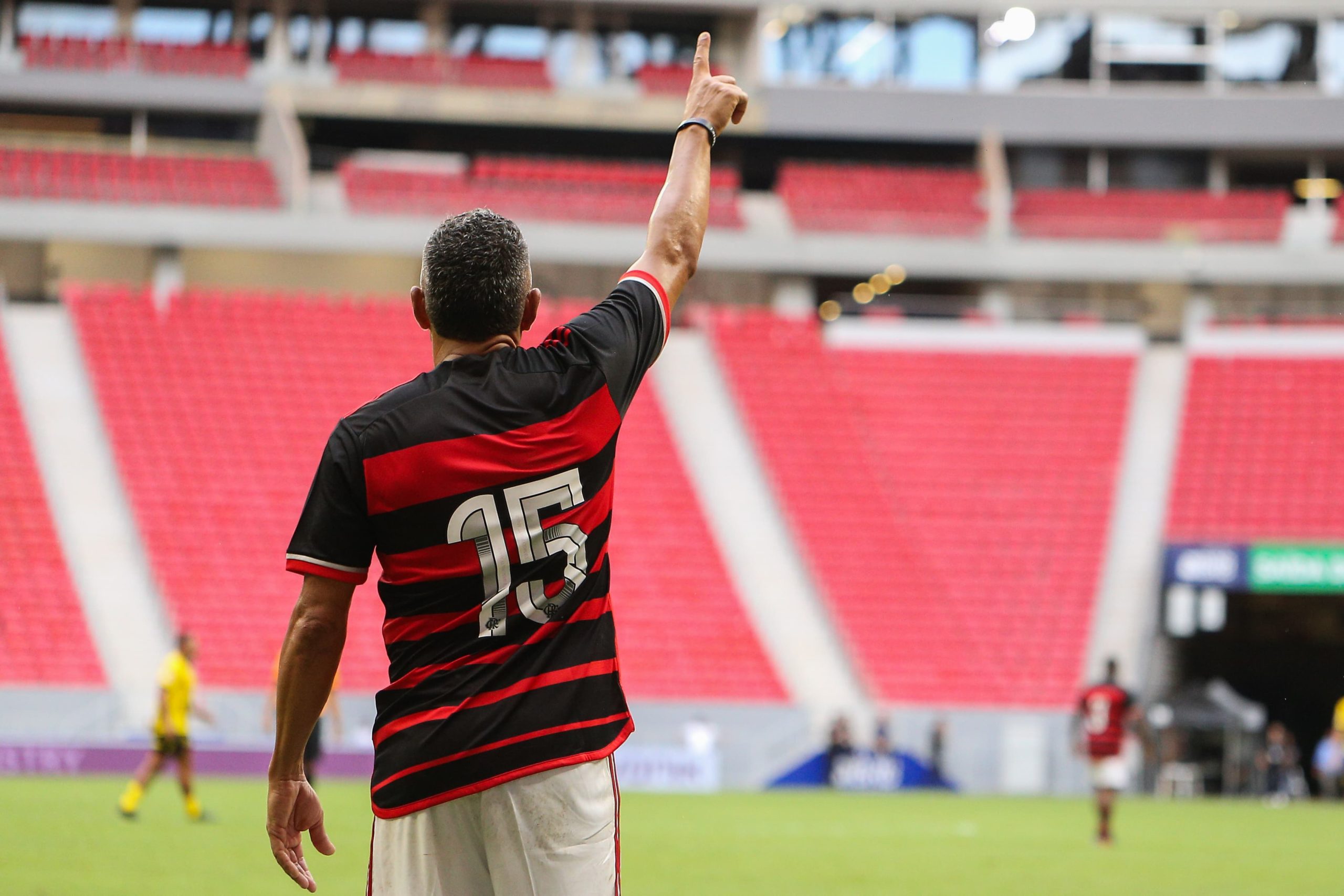 em-jogo-festivo,-flamengo-vence-lendas-do-dortmund-na-arena-brb