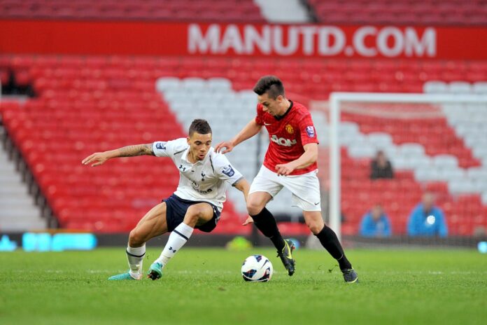 promessa-do-manchester-united-se-aposenta-do-futebol-para-ser-carteiro