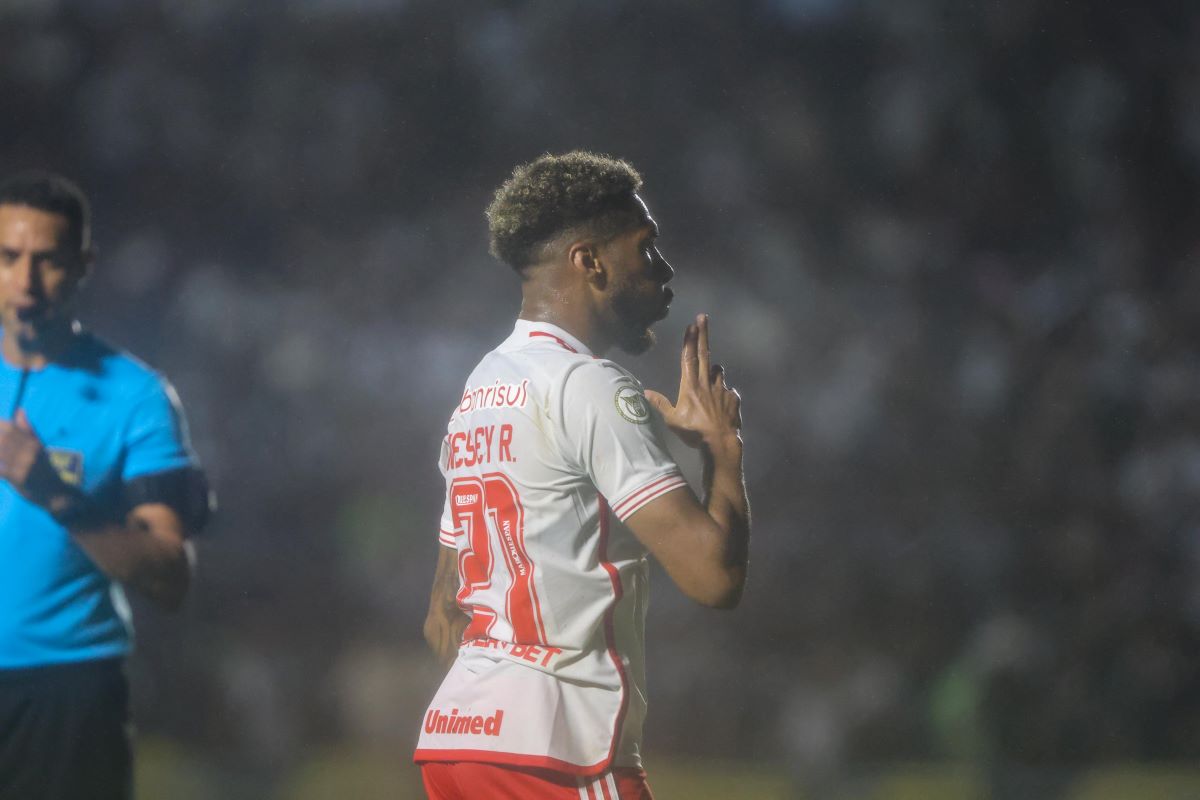 brasileirao:-internacional-bate-vasco-em-sao-januario-e-segue-no-g-5