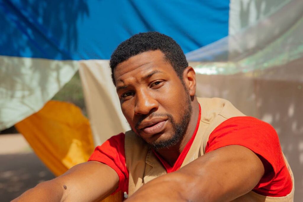 ex-de-jonathan-majors-retira-acusacoes-de-agressao-contra-o-ator