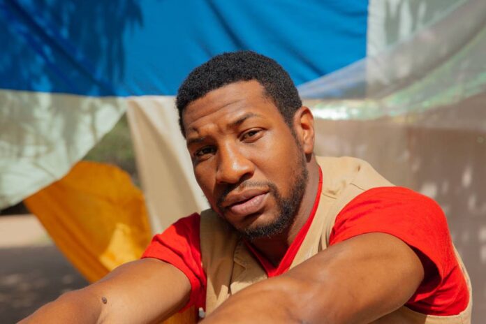 ex-de-jonathan-majors-retira-acusacoes-de-agressao-contra-o-ator