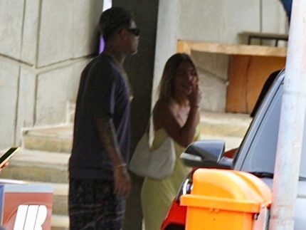 mc-cabelinho-e-flagrado-com-loira-misteriosa-em-restaurante