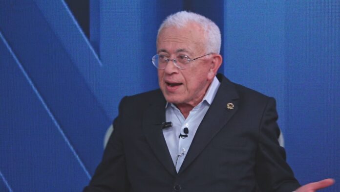 “bolsonaro-e-lula-sao-socios-na-mesma-escuridao”,-diz-mangabeira-unger-a-cnn