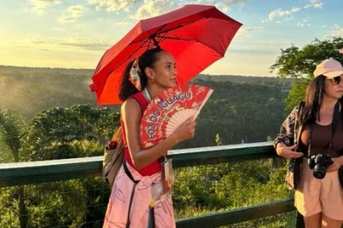 vale-tudo:-tais-araujo-surge-caracterizada-como-raquel-em-gravacoes-nas-cataratas-do-iguacu