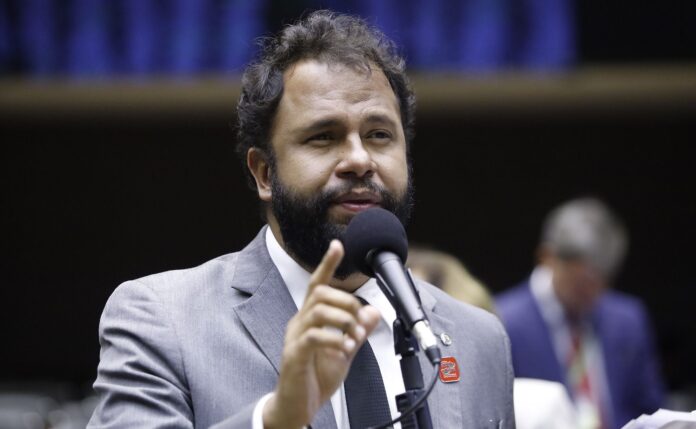 psol-lanca-pastor-henrique-vieira-como-candidato-a-presidencia-da-camara