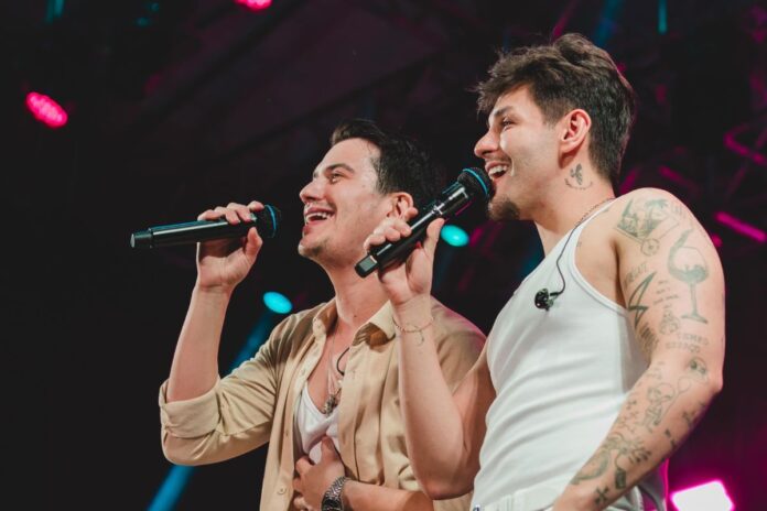 hugo-&-guilherme-se-apresentam-no-villa-country