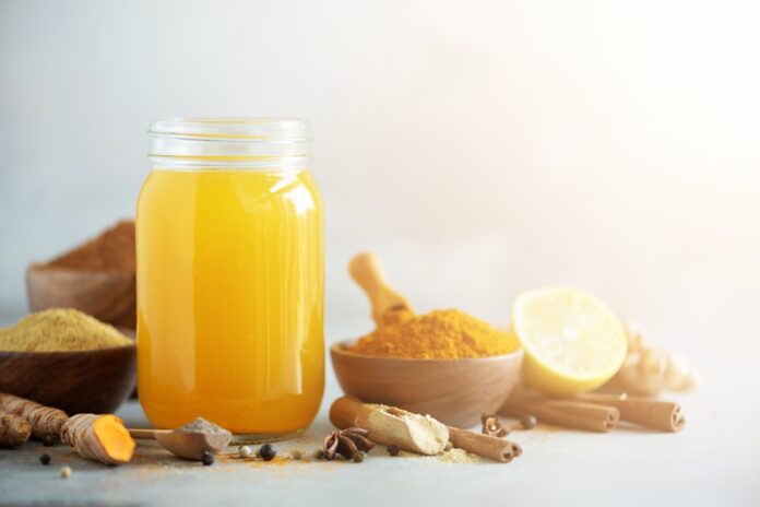 limao-com-curcuma:-o-que-acontece-com-o-corpo-se-tomar-todos-os-dias