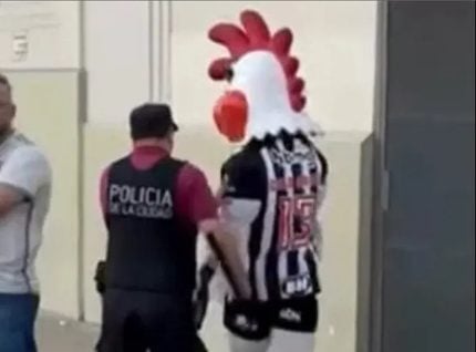 que-isso,-galo-doido?-mascote-do-atletico-e-enquadrado-pela-policia-argentina