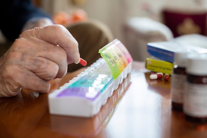 estudo:-medicamentos-de-uso-frequente-podem-oferecer-riscos-a-idosos