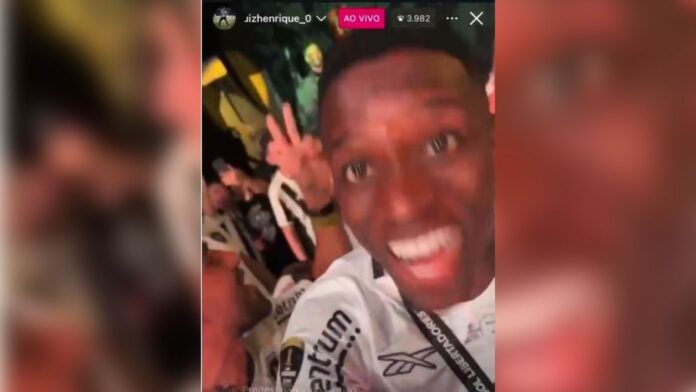 “virou-galinha”:-jogadores-do-botafogo-provocam-galo-apos-titulo