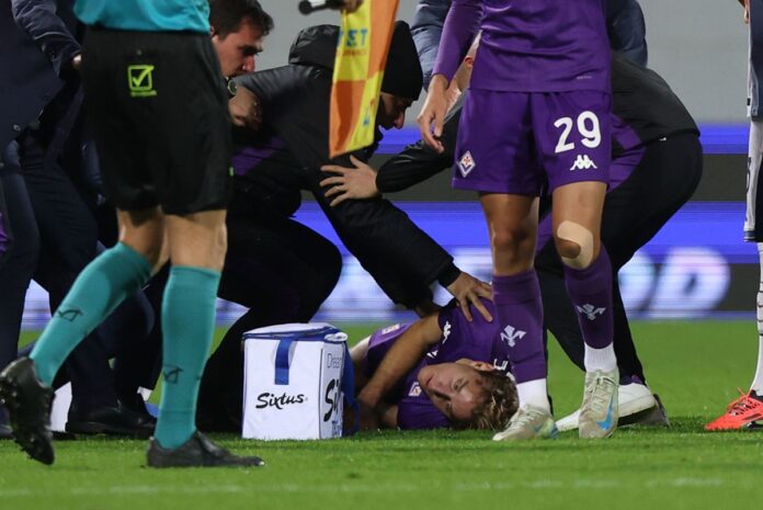 cenas-fortes:-jogador-da-fiorentina-passa-mal-em-campo-e-jogo-e-adiado