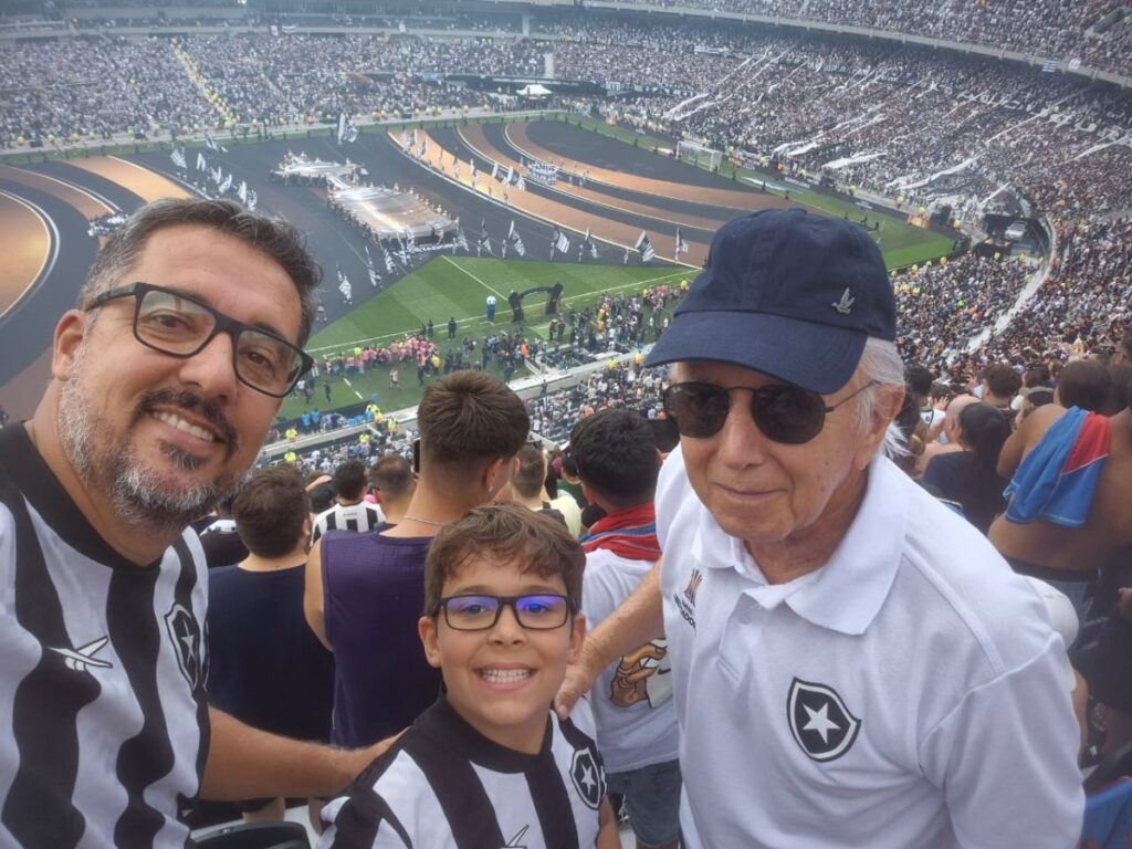 alegria-inedita:-tres-geracoes-de-botafoguenses-comemoram-libertadores