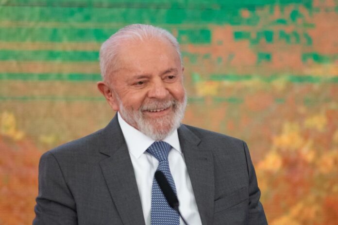 lula-sobre-alta-do-pib:-“mais-emprego-e-renda-na-mao-dos-brasileiros”