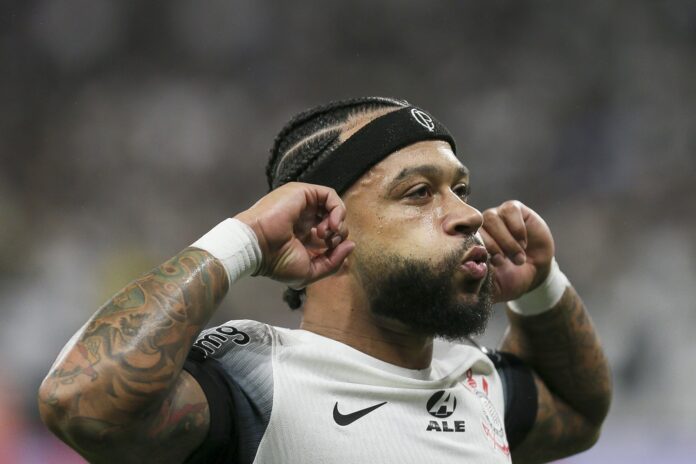 video:-veja-golaco-de-depay-na-vitoria-corinthians-contra-o-bahia