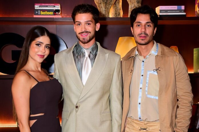 joao-guilherme-ganha-premio-e-posa-com-a-mae-e-pelu