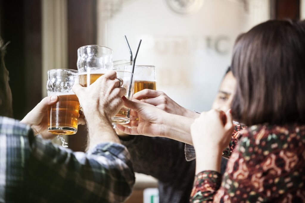 festas-de-fim-de-ano:-o-que-acontece-se-voce-beber-todos-os-dias