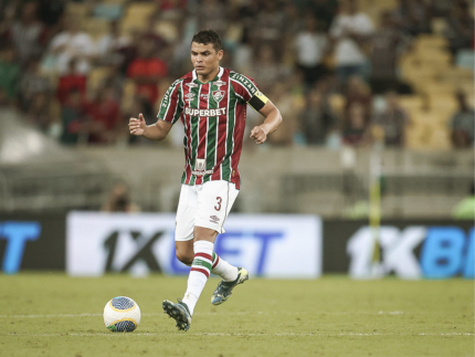 mesmo-com-risco-de-rebaixamento,-thiago-silva-garante-permanencia-no-fluminense-em-2025