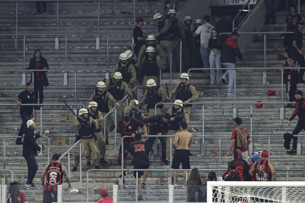 video:-torcida-do-athletico-pr-tenta-invadir-gramado-apos-derrota