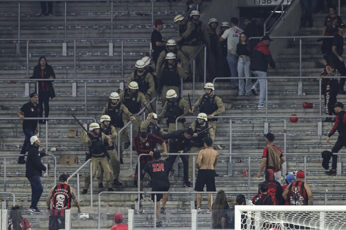 video:-torcida-do-athletico-pr-tenta-invadir-gramado-apos-derrota