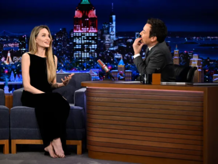 angelina-jolie-surpreende-ao-aparecer-descalca-para-entrevista-em-programa-americano