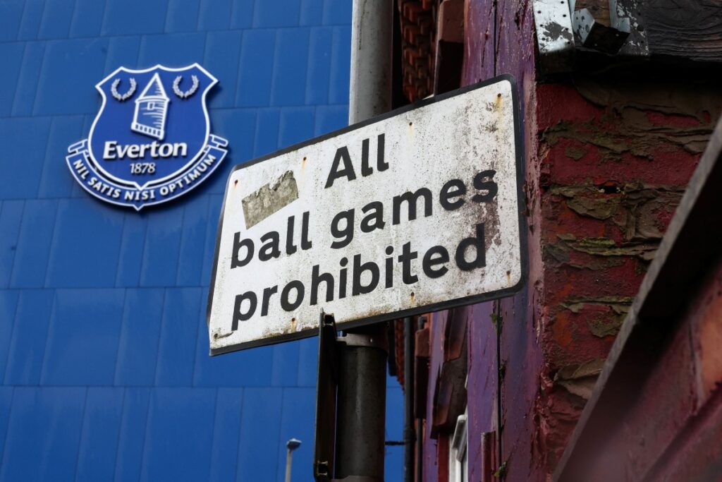 classico-entre-everton-x-liverpool-e-adiado-apos-tempestade