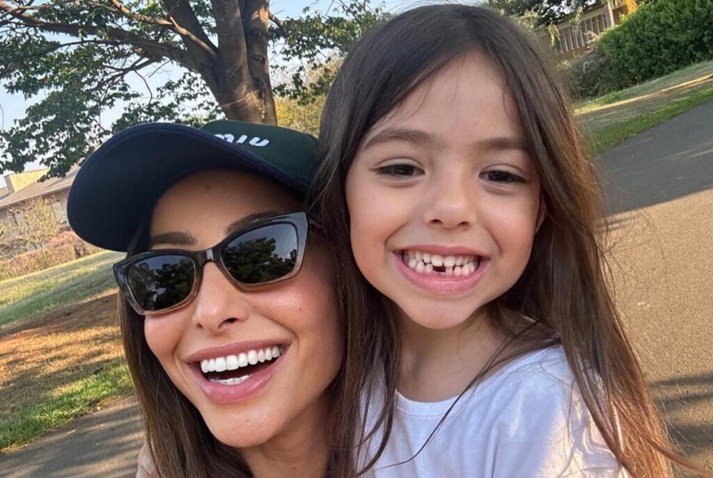 zoe,-filha-de-sabrina-sato,-sofre-acidente-e-quebra-o-braco