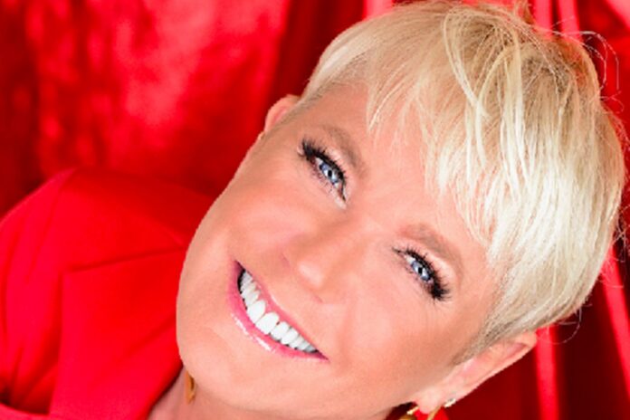 xuxa-e-piovani-sao-homenageadas-em-evento-contra-a-violencia-a-mulher