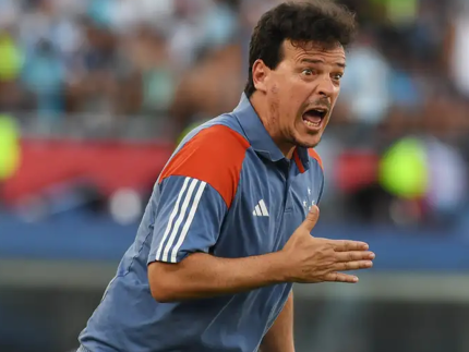 apos-xilique-de-fernando-diniz,-cruzeiro-volta-atras-e-mantem-treinador-no-cargo