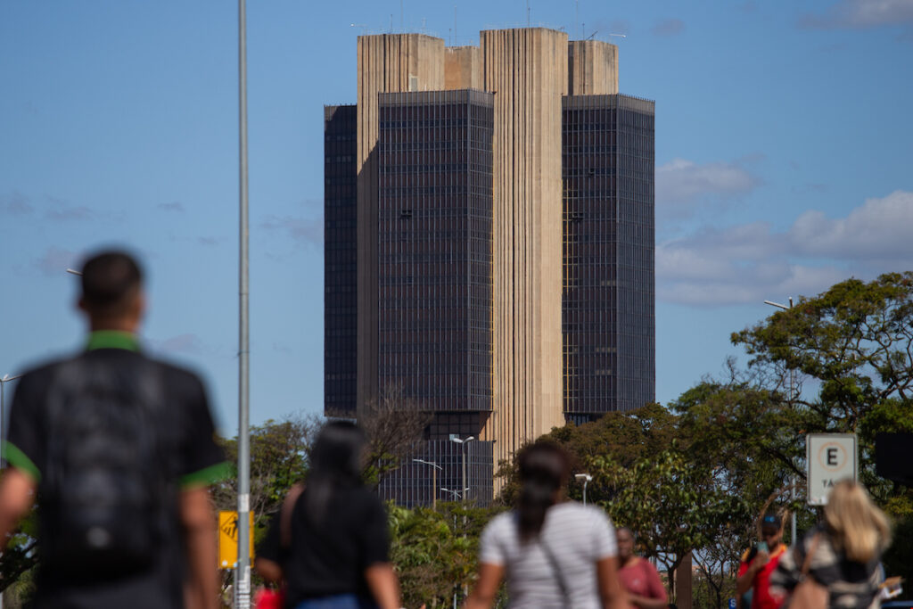 na-vespera-do-copom,-mercado-eleva-projecao-da-selic-para-12%-ao-ano